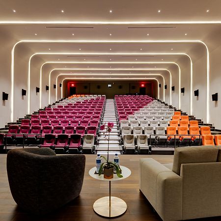 Hotel X Toronto, A Destination By Hyatt Hotel Extérieur photo The movie theater at The Standard East Village